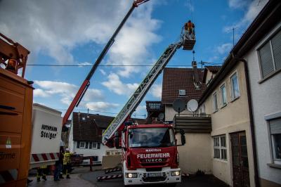 Neuffen: Unwetter laesst Kamin auf Stromleitung fallen